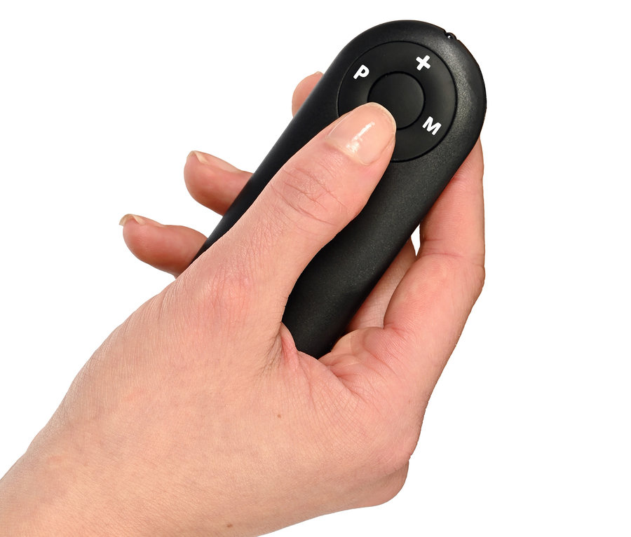 Hand hält schwarze Fernbedienung für Walking-Pad »4.2 Holzoptik«.