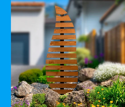 Braunes Design-Rankgerüst »Komplexus« im Garten.