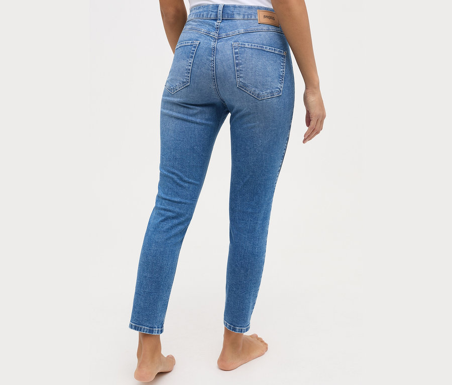 Rückansicht einer Frau, die Angels Jeans »Ornella Seam« Slim Fit 7/8, light blue trägt.