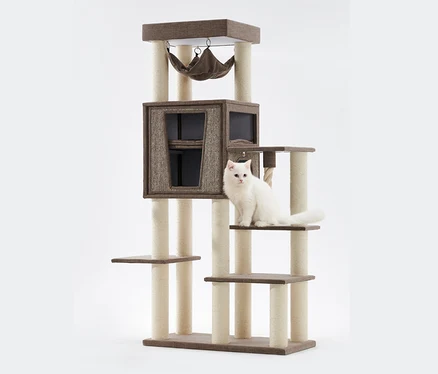 Weiße Katze sitzt auf braunem Kratzbaum "KASIL".