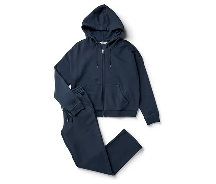Ein marineblauer Reißverschluss-Hoodie und eine Jogginghose liegen auf einem weißen Hintergrund.