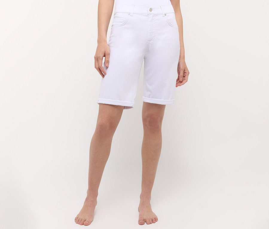 Eine Frau trägt Angels Jeans »Bermuda Turn-Up«, Straight Fit, in Weiß.