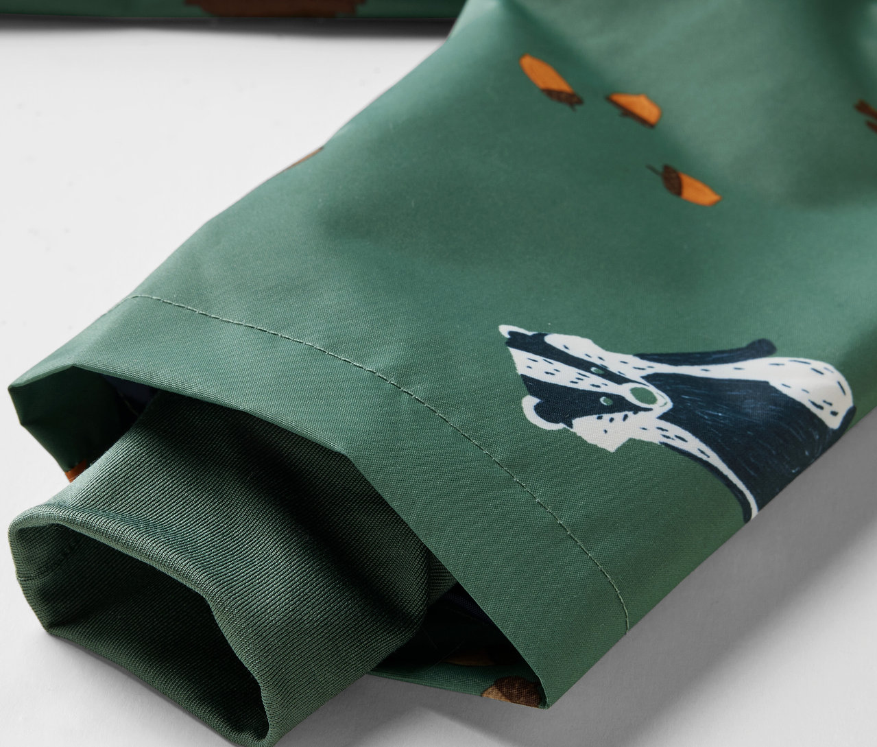 Detail einer Kinder-Thermo-Regenjacke mit Waldtiermuster.