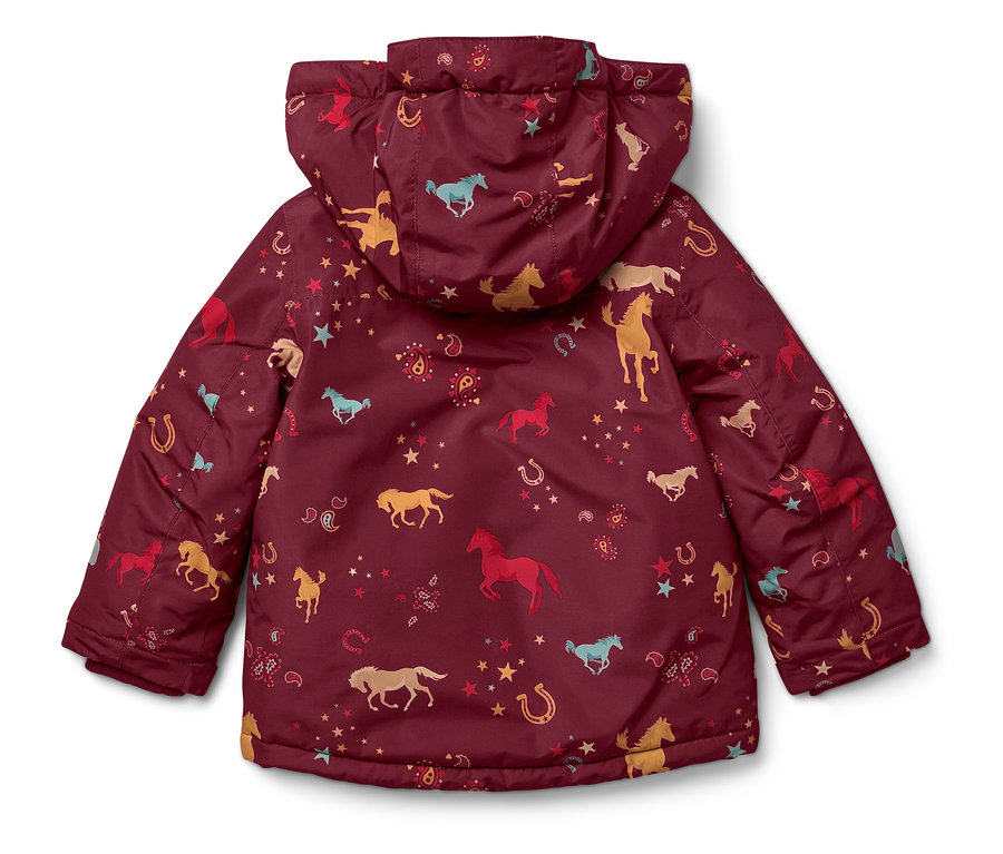 Rückansicht einer bordeauxroten Kinderjacke mit Kapuze, bedruckt mit Pferden und Hufeisen.