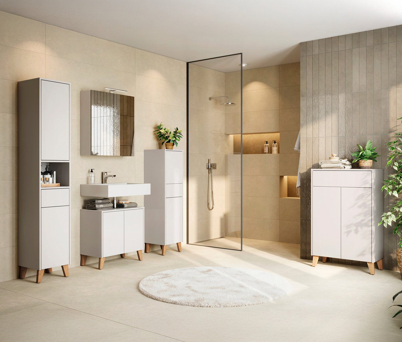 Badezimmer mit weißen Möbeln, darunter ein Waschbeckenunterschrank, ein Hochschrank und ein Spiegelschrank. Im Hintergrund befindet sich eine Dusche.
