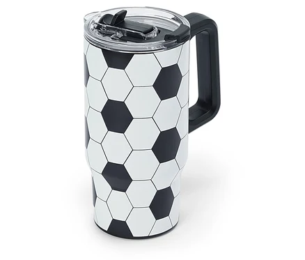 Ein Thermobecher mit Fußballmuster und schwarzem Griff steht auf einem weißen Hintergrund.