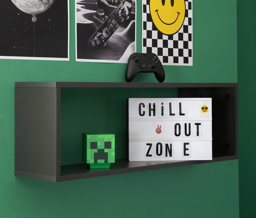Auf einem Roba Wandregal »Marvin«, 60 cm, befinden sich eine Spielkonsole, ein Minecraft-Kopf und eine Leuchtbox.