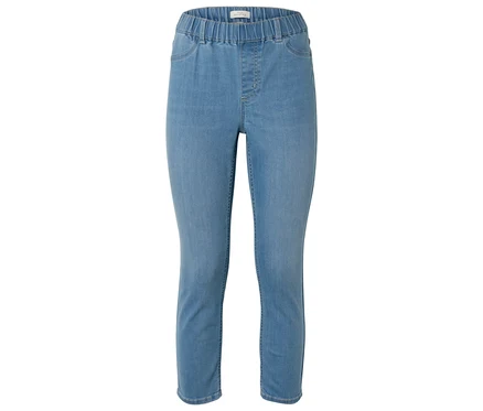 Eine hellblaue Jeans mit Gummizugbund ist vor einem weißen Hintergrund zu sehen.