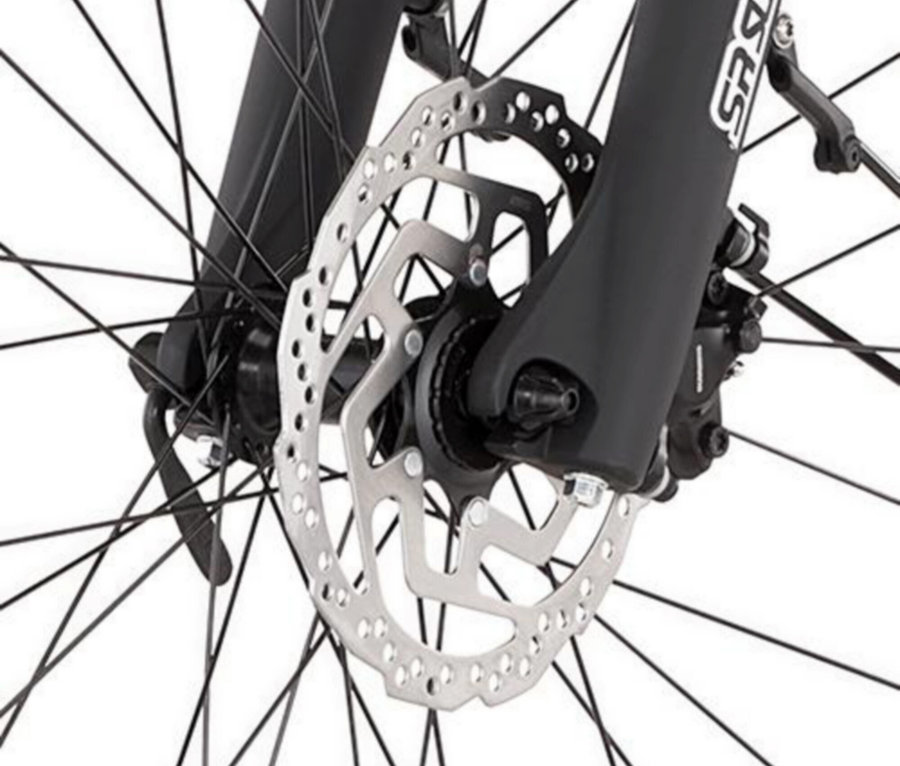 Nahaufnahme vom Vorderrad eines FISCHER ATB E-Bike TERRA 6.8i ULTIMATE mit silberner Bremsscheibe.