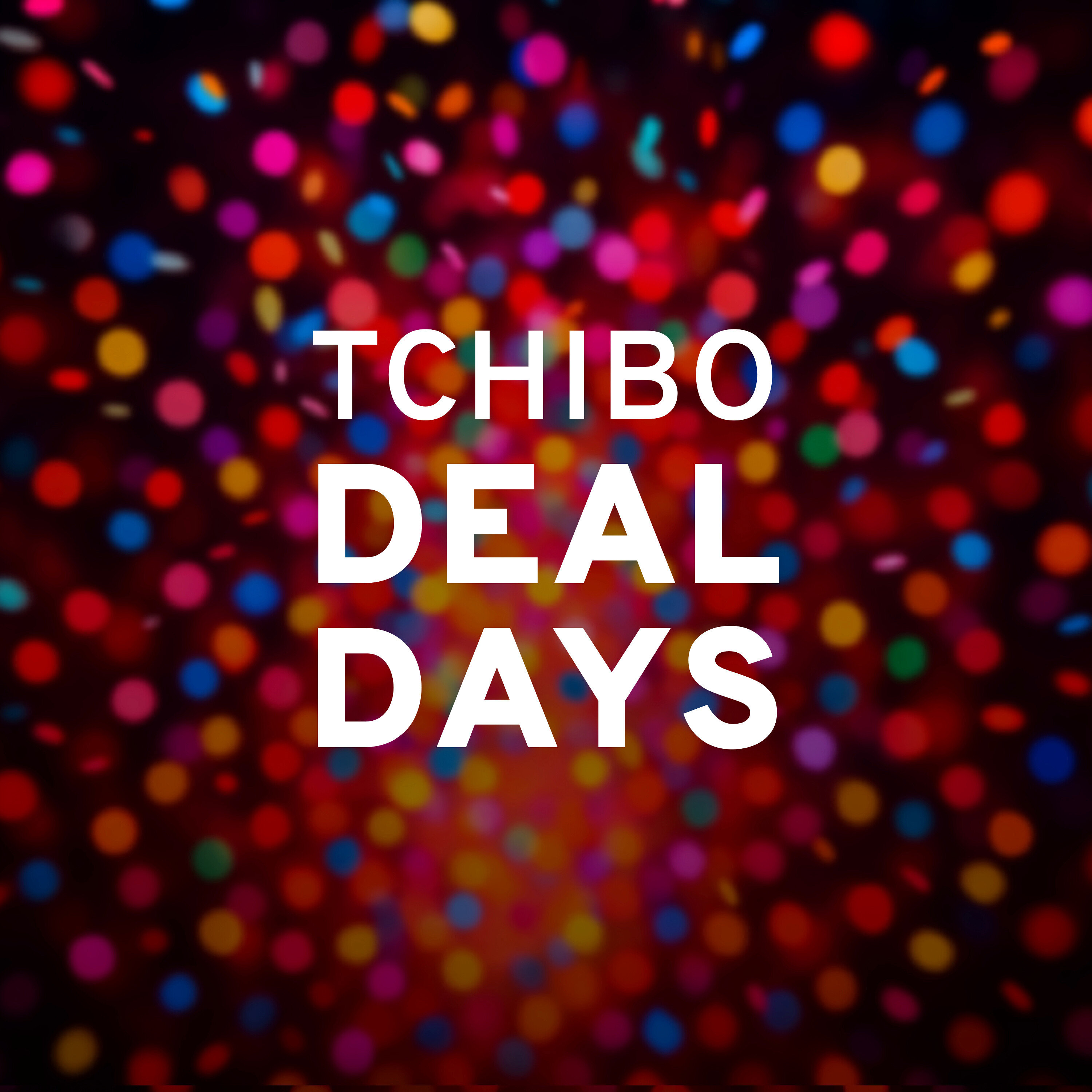 Vor einem Hintergrund aus bunten Lichtpunkten steht in Weiß „TCHIBO DEAL DAYS“.