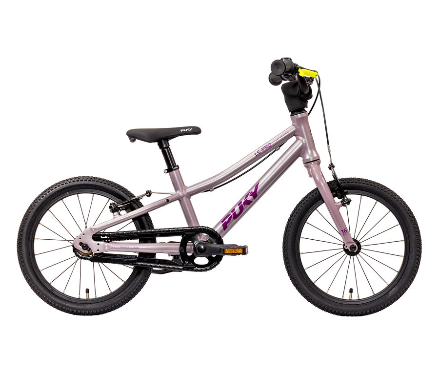 Nahaufnahme des PUKY Fahrrad LS-PRO 16 in Pearl Pink, das auf einem weißen Hintergrund steht.