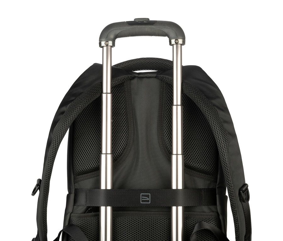 Nahaufnahme eines schwarzen Rucksacks mit Trolley-Griff und Teleskopstange vor einem weißen Hintergrund.