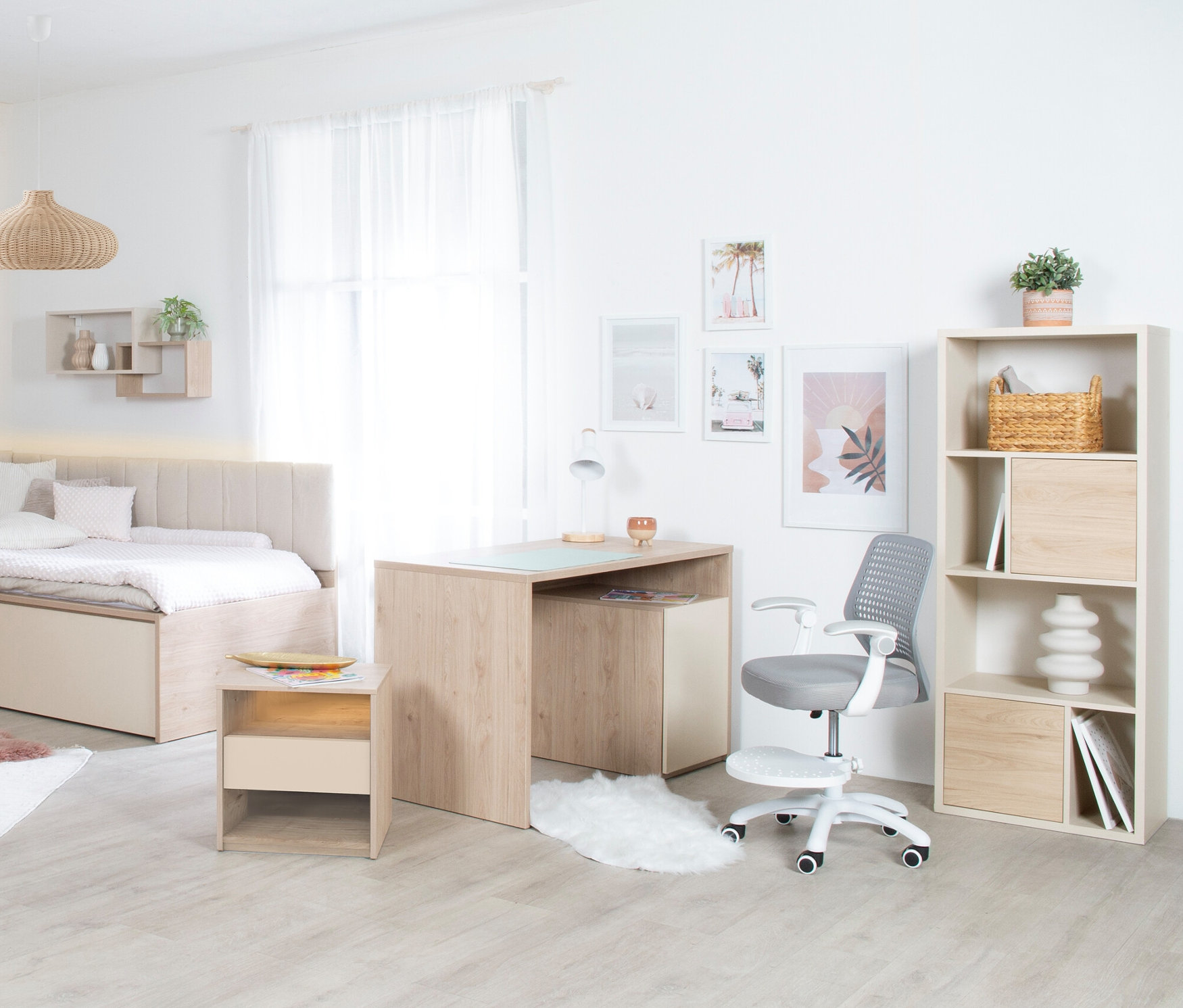 Zimmer mit Bett, Regal und Roba Schreibtisch »Louisa«.