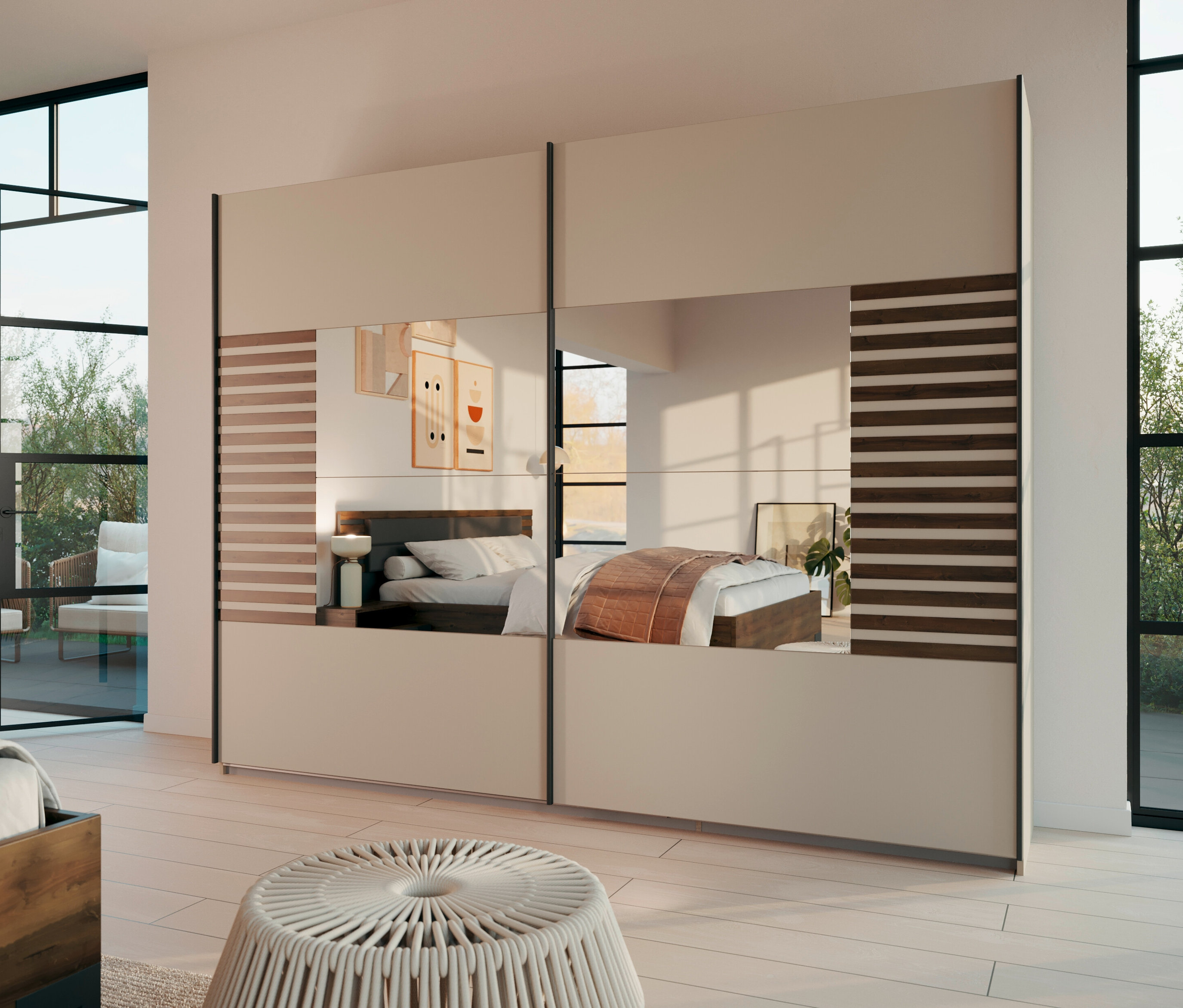 Ein rauch Kleiderschrank »Barea«, 2-türig, mit Spiegel steht in einem Schlafzimmer. Der Raum wird im Spiegel reflektiert.