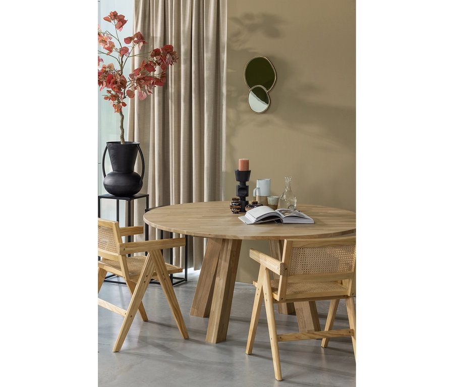 Zwei Holzstühle stehen am runden WOOOD »Rhonda« Esstisch (ca. 150 cm). Auf dem Tisch liegen Dekoartikel und ein Buch.