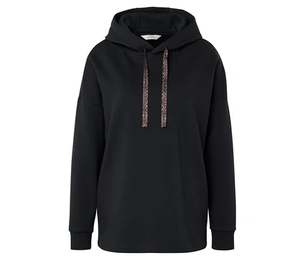 Schwarzer Kapuzenpullover mit Kordeln mit Leopardenmuster.