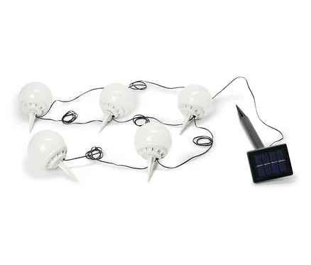 Sechs weiße kugelförmige Gartenleuchten sind durch ein schwarzes Kabel verbunden, das zu einem kleinen schwarzen Solarpanel führt.