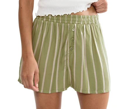 Person trägt grüne, rosa gestreifte Triumph Mix & Match Shorts Viscose mit Gummibund und Knopfleiste, zieht ein weißes Top hoch.