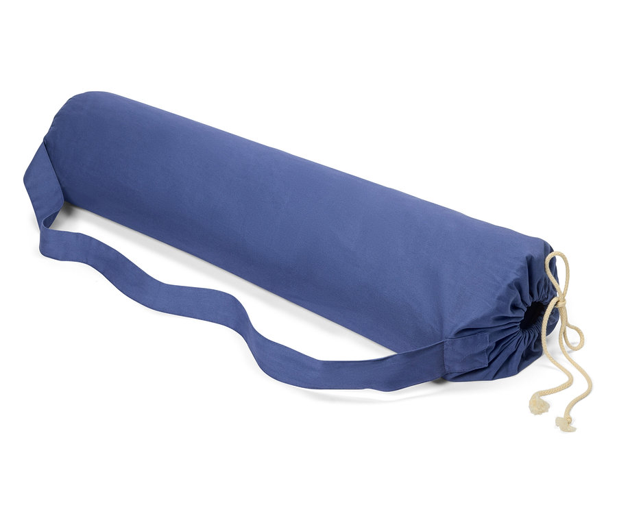Eine blaue Schurwoll-Yogamatte ist zusammengerollt und mit einem Tragegurt versehen.