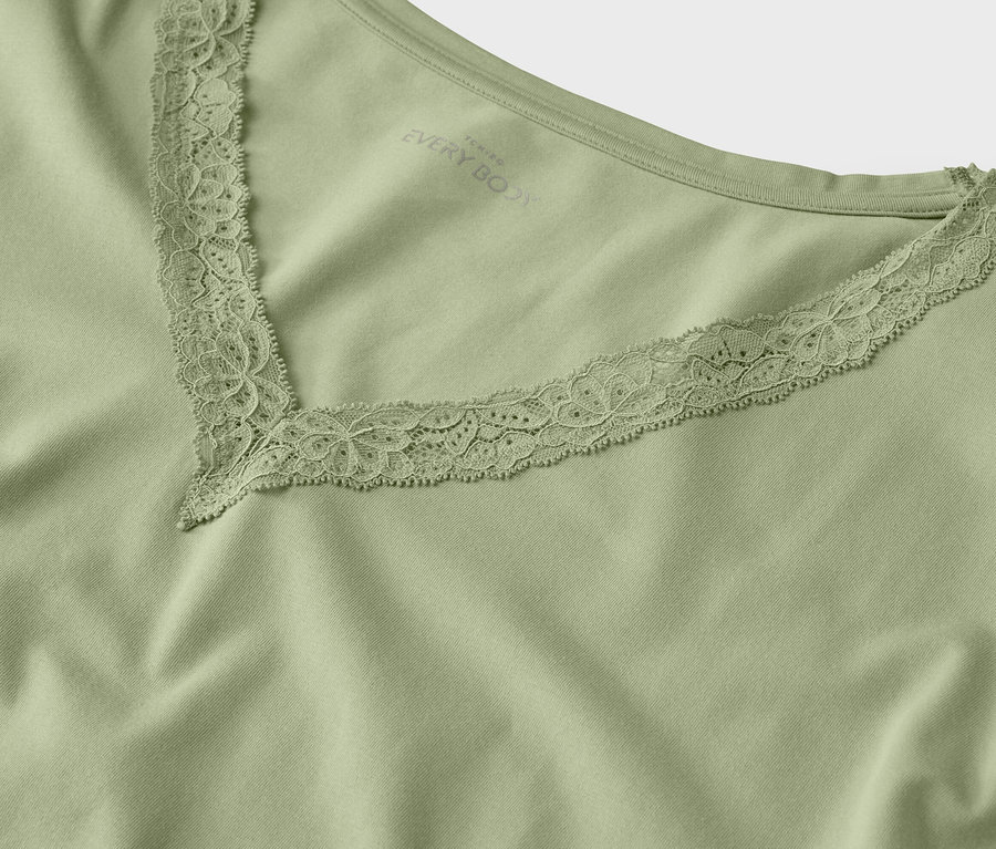 Nahaufnahme eines hellgrünen T-Shirts mit V-Ausschnitt, der mit Spitze verziert ist.