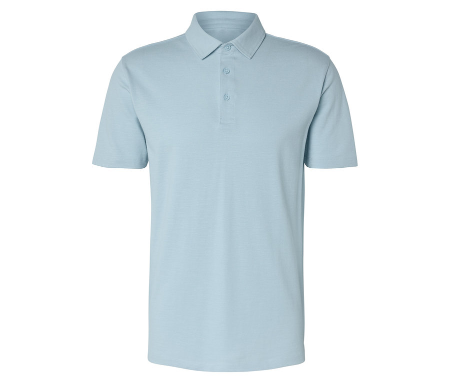 Hellblaues Poloshirt mit drei Knöpfen und kurzem Ärmel.