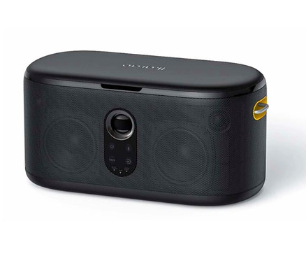 Ein schwarzer Lautsprecher steht auf einer weißen Oberfläche.