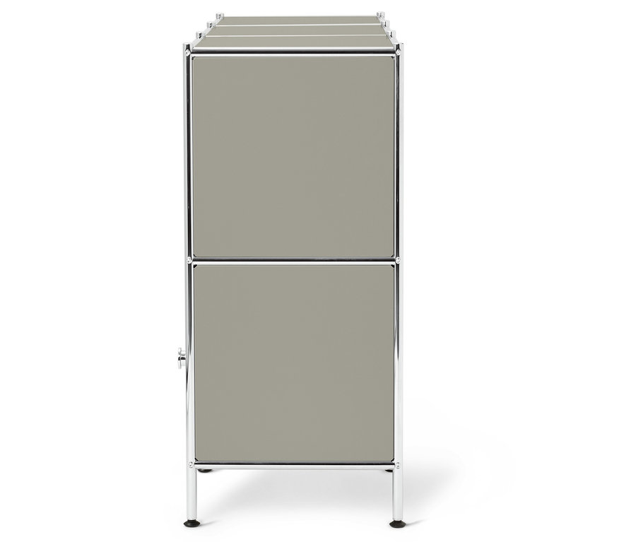Grauer Schrank mit Chromrahmen, bestehend aus zwei übereinander gestapelten Modulen.