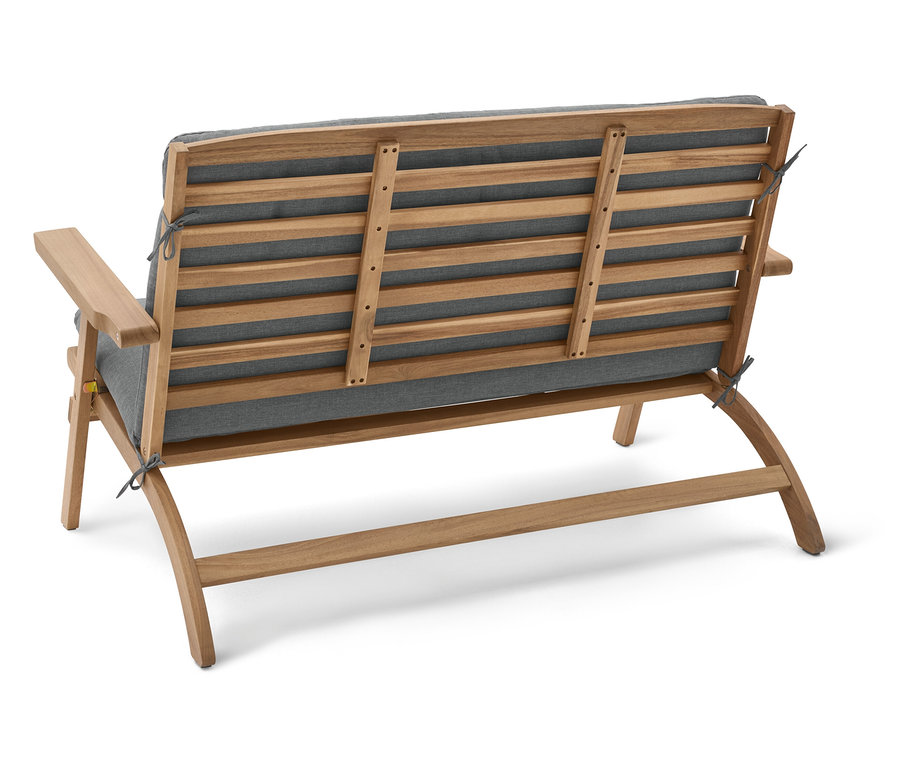 Rückansicht einer Gartenbank aus Holz mit grauen Polstern.