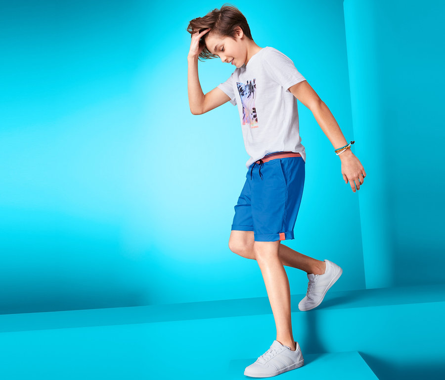 Junge mit T-Shirt und Shorts.