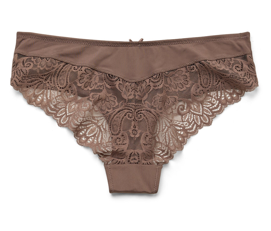 Braune Unterhose mit Spitzenbesatz auf weißem Hintergrund.