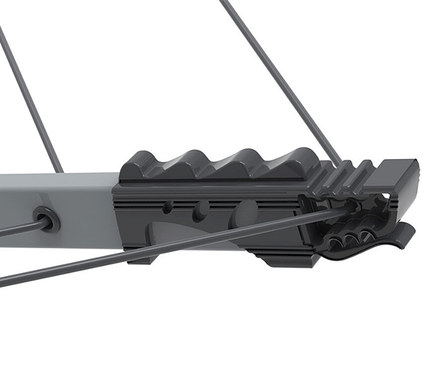 Nahaufnahme eines grauen Wäscheständers aus Kunststoff mit grauen Wäscheleinen.