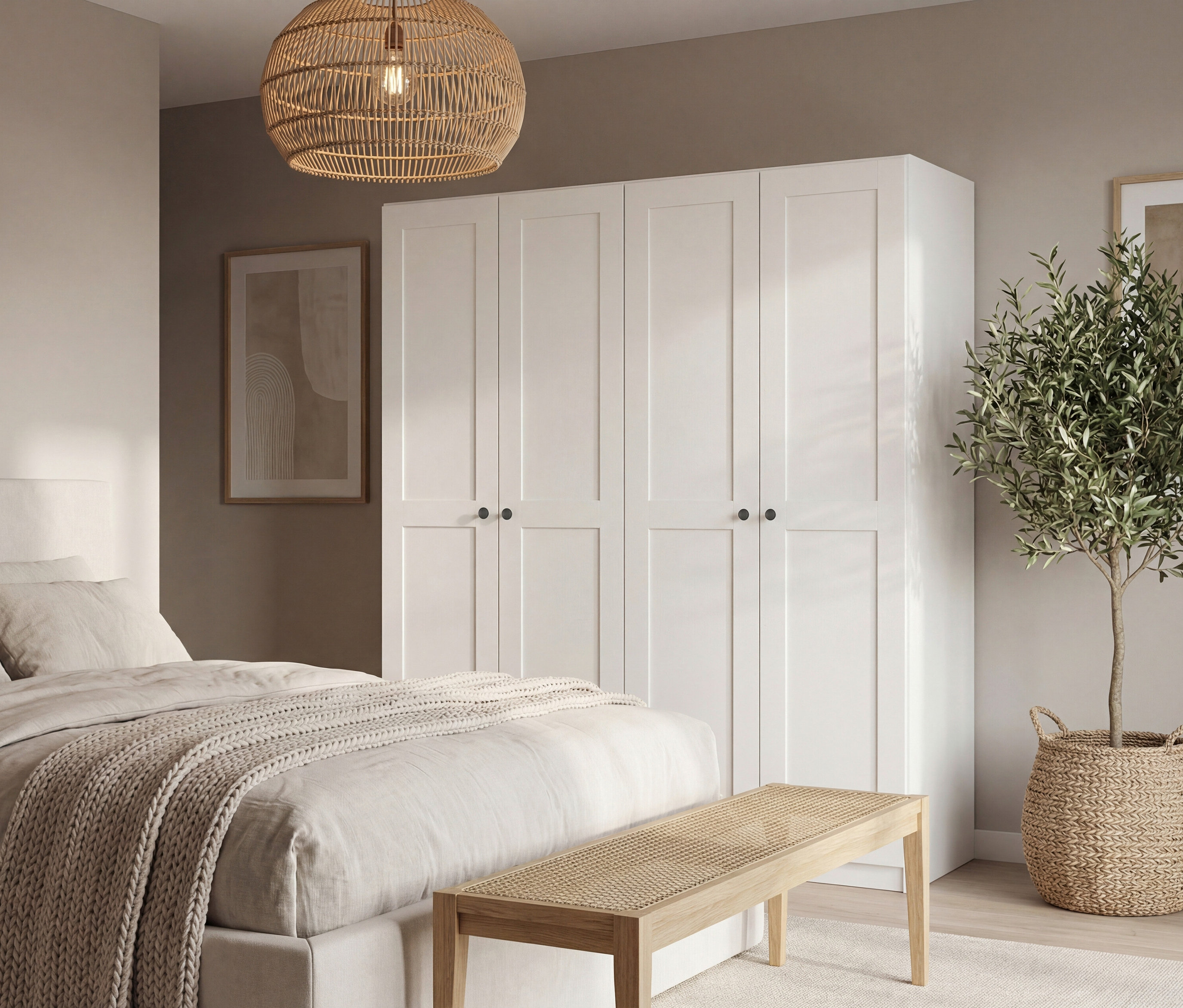 Schlafzimmer mit Doppelbett, weißem Kleiderschrank, Rattanbank und -lampe sowie Zimmerpflanze im Korb.