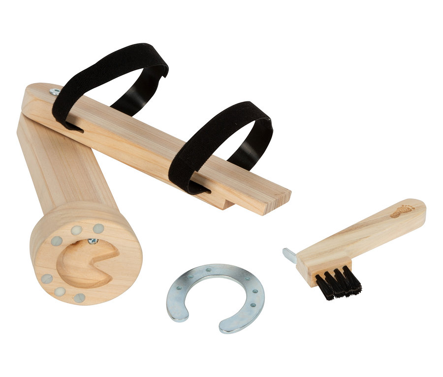 Das small foot Putzhufe-Set zeigt Holzschuhe mit schwarzen Riemen, einen Huf, eine Bürste und einen Hufkratzer.