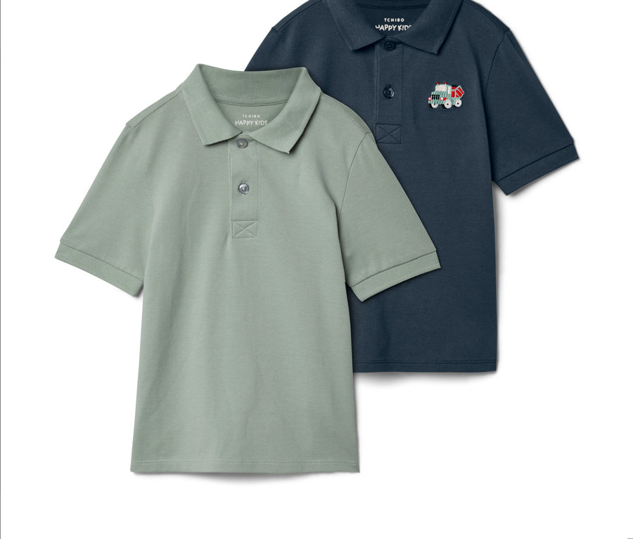 Zwei kurzärmelige Poloshirts, eines in Olivgrün und eines in Marineblau mit einer kleinen Zugapplikation, liegen nebeneinander.
