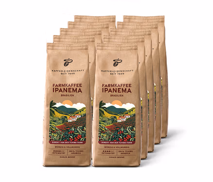 Zehn braune Packungen Farmkaffee Ipanema Ganze Bohne, mit einer Illustration einer Kaffeefarm.