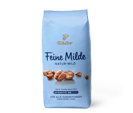 Hellblaue Kaffeepackung Tchibo Feine Milde - 1 kg Ganze Bohne, mit Kaffeebohnen und dem Text „Natur-Mild“, „100% Tchibo Qualität“ und „Intensität 2/6“.