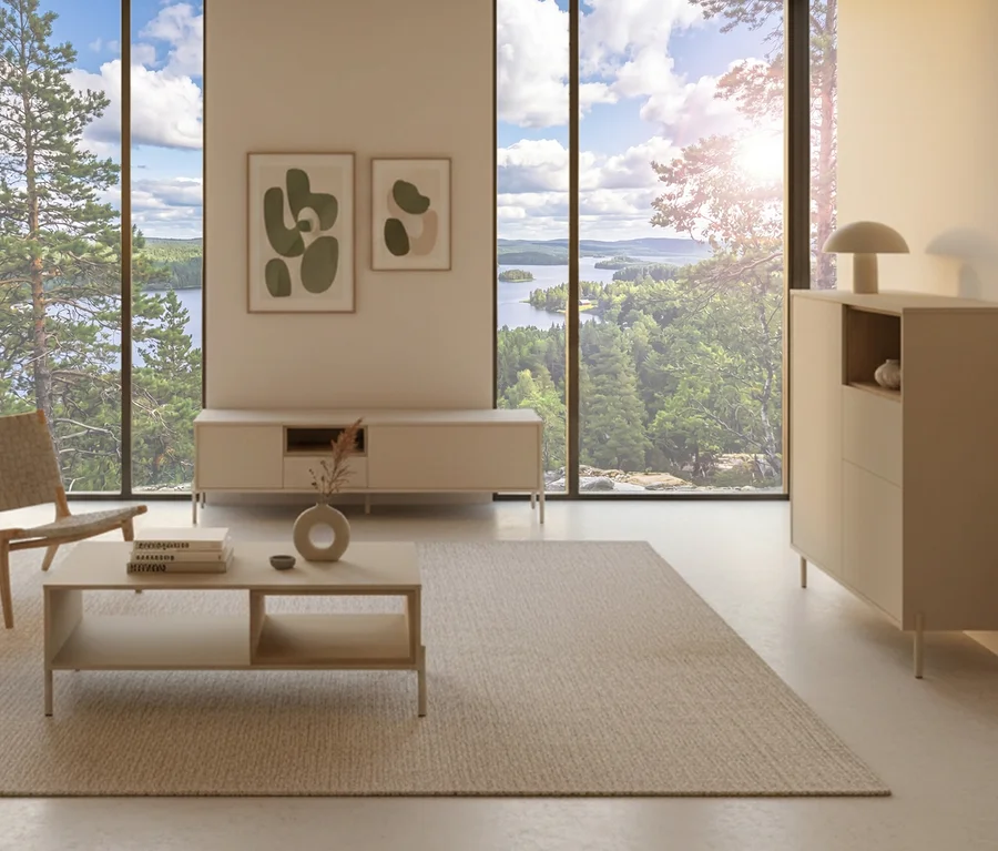 Wohnzimmer mit großem Fenster. Rechts steht ein »Hygge« Highboard in Cashmere-Weiß. Auf dem Tisch liegen Bücher und eine Vase.