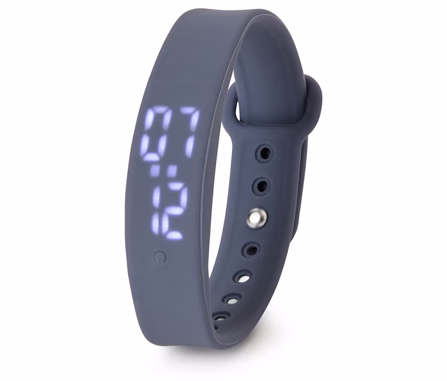 Dunkelgraue Digitaluhr mit Silikonarmband, die 07:12 anzeigt, auf weißem Hintergrund.