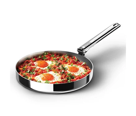 Joseph Joseph Edelstahl-Bratpfanne »Space Steel«, 24 cm, gefüllt mit Shakshuka aus drei Eiern in Tomatensauce und Kräutern.