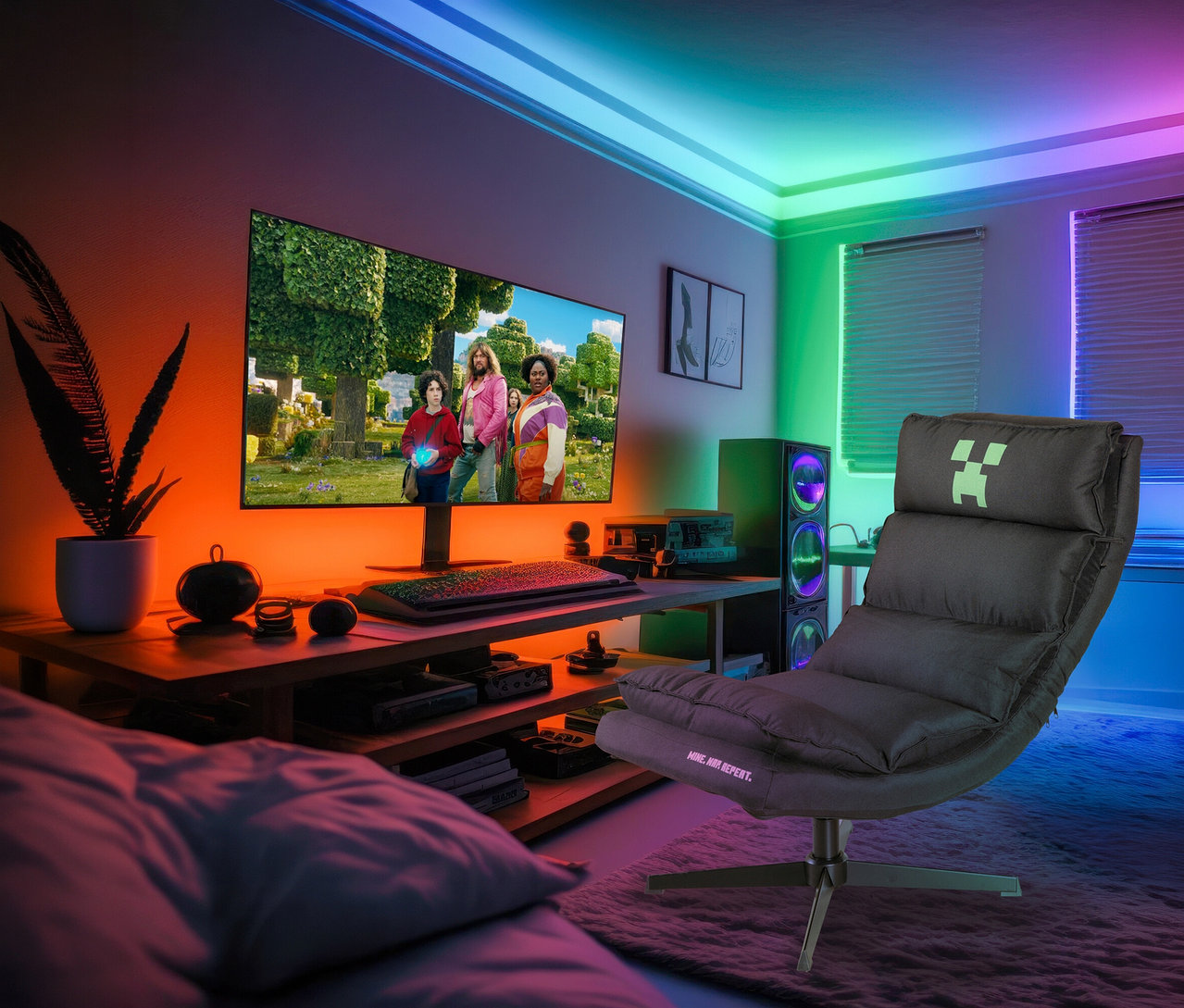 Ein Gamer-Zimmer mit einem großen Fernseher, der ein Minecraft-ähnliches Spiel mit drei Charakteren zeigt. Daneben steht ein Gaming-PC-Tower mit bunten Lichtern. Im Vordergrund befindet sich ein dunkelgrauer Gaming-Stuhl mit einem grünen Minecraft Creeper-Logo und dem Schriftzug "MINE. AIM. REPEAT.". Der Raum ist mit orangefarbenen, grünen und blauen LED-Streifen beleuchtet.