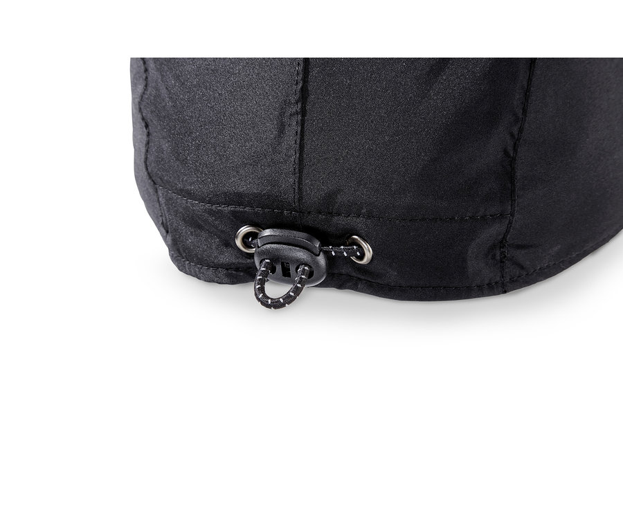 Detail einer schwarzen Stoffkappe mit verstellbarem Kordelzug auf der Rückseite.