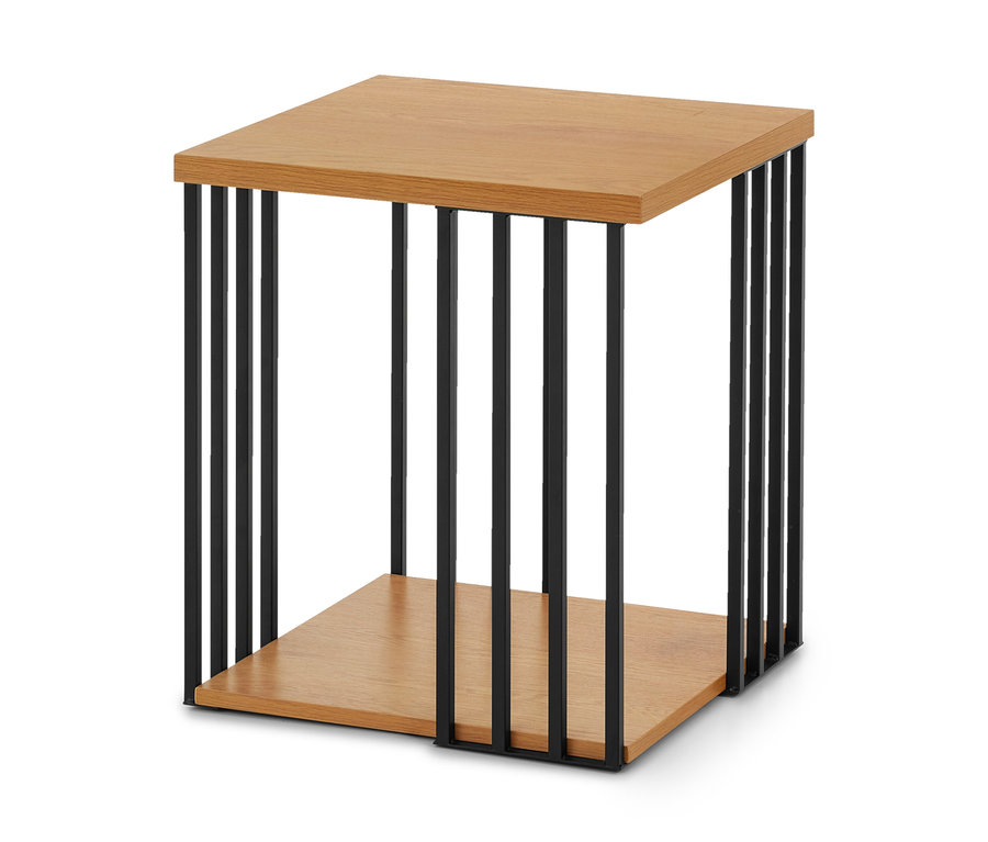 Quadratischer Beistelltisch mit hellen Holzplatten und schwarzen Metallstäben, die die obere und untere Ablage verbinden.