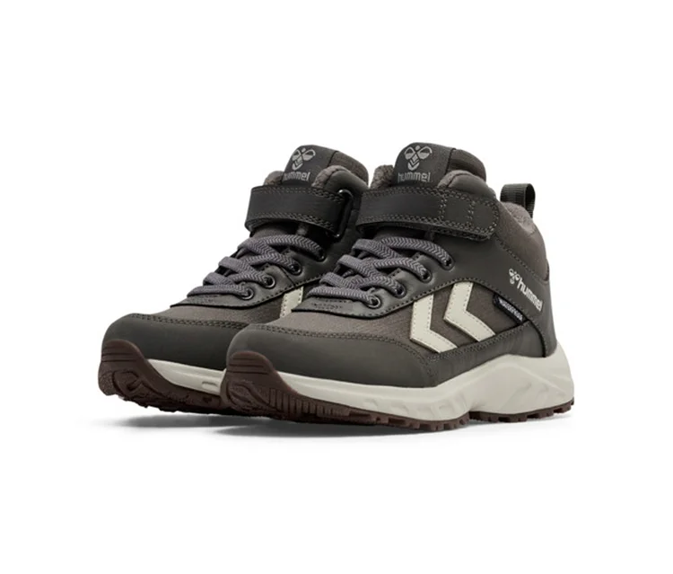 Ein Paar dunkelgraue hummel® Turnschuhe »Root Tex Jr« mit hellbeigen Akzenten, Schnürsenkeln und Klettverschluss.