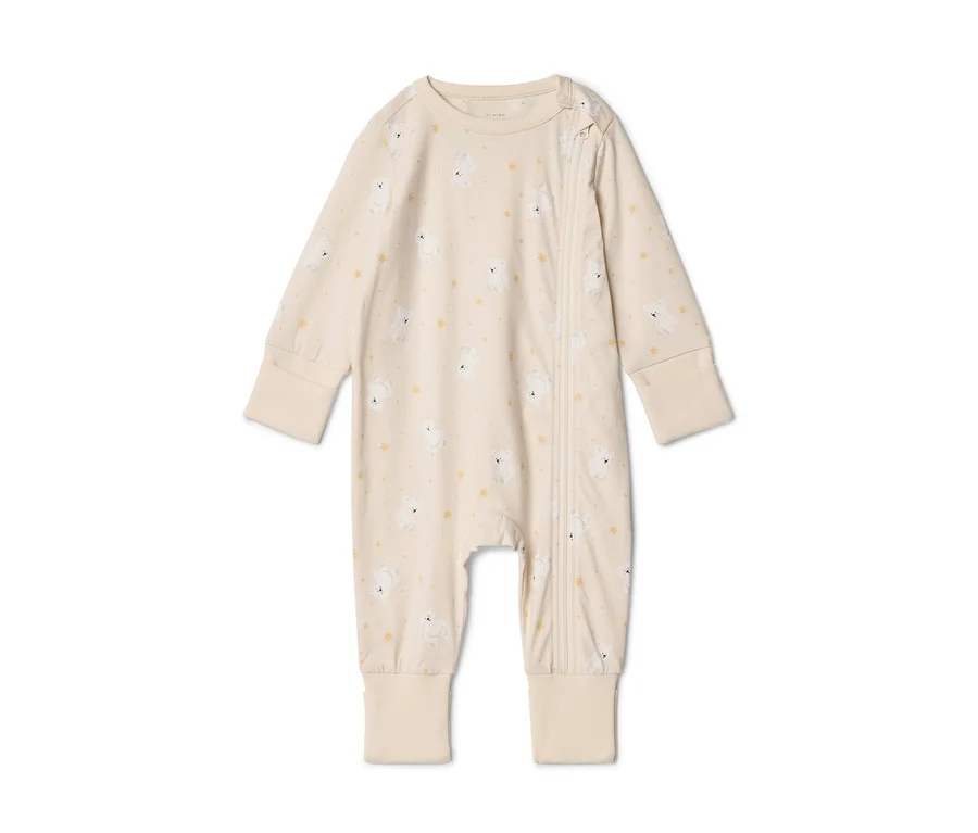 Beiger Baby-Schlafanzug mit langen Ärmeln und Beinen, bedruckt mit weißen Bärchen und gelben Sternen. Er hat einen seitlichen Reißverschluss und Bündchen.