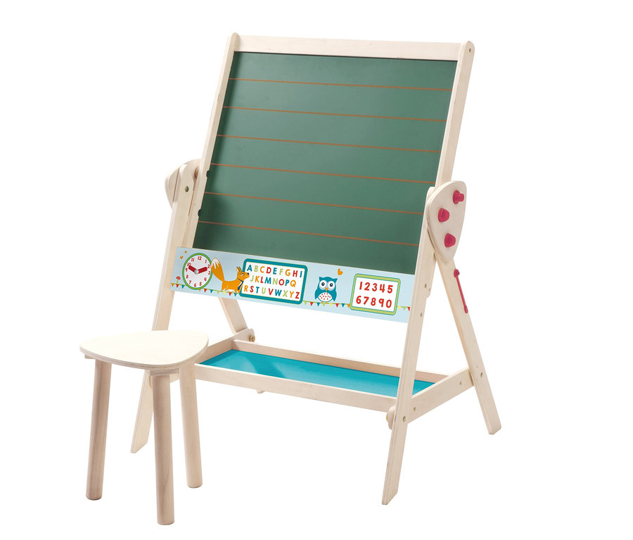 Hölzerne Kindertafel mit grüner Kreidetafel, Alphabet- und Zahlenleiste, blauer Ablage und einem passenden Holzhocker.