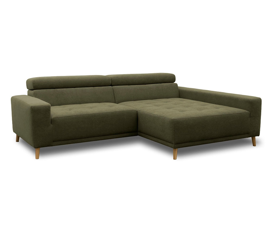Ein L-förmiges Ecksofa aus dunkelolivgrünem Stoff mit gesteppten Sitzen, verstellbaren Kopfstützen und hellen Holzbeinen, vor weißem Hintergrund.