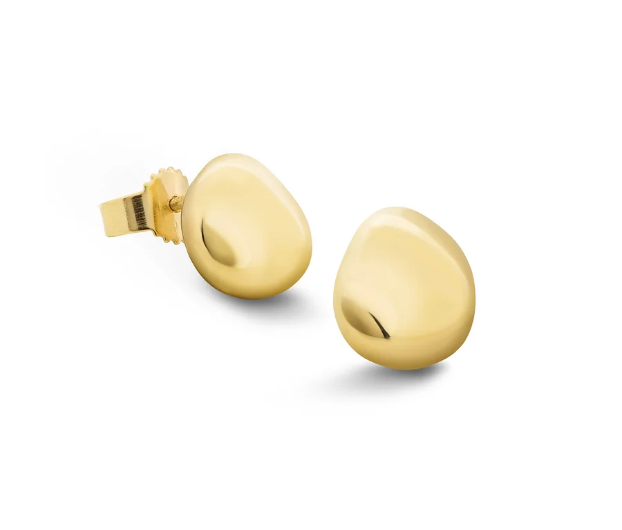 Nahaufnahme von zwei goldenen Ohrsteckern mit abgerundeter, tropfenförmiger Form vor einem weißen Hintergrund.