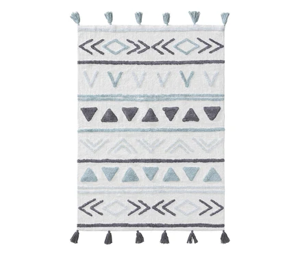 Weißer benuta Kinderteppich »Levi« mit hellblauen, grauen, dunkelgrauen geometrischen Mustern (Chevrons, Rauten, Dreiecke) und Quasten.