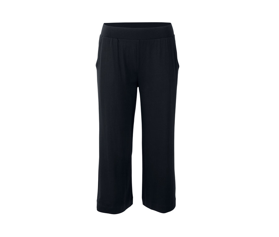 Schwarze Pyjamahose.