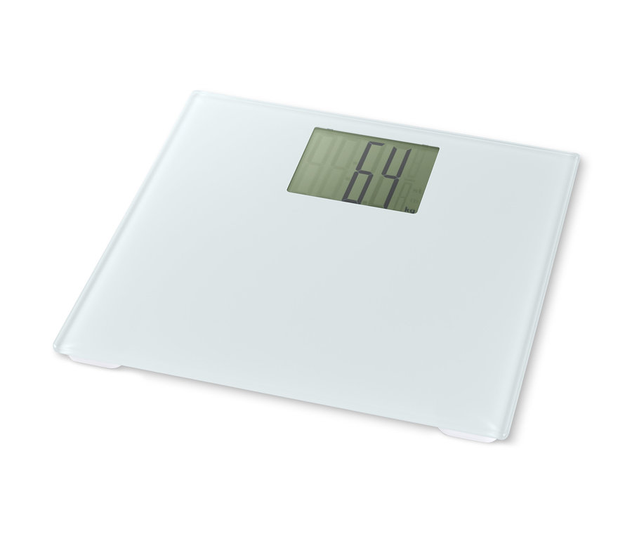 Eine weiße Badwaage mit Digitalanzeige, die 64 kg anzeigt.